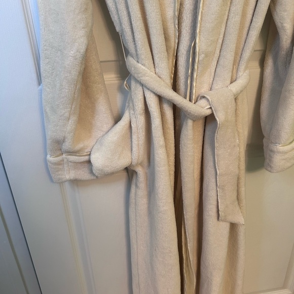 Crabtree & Evelyn Cream Robe - Picture 3 of 3